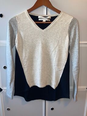 Max Studio cashmere Three-Tone V-Neck Sweater in Gray and Black
